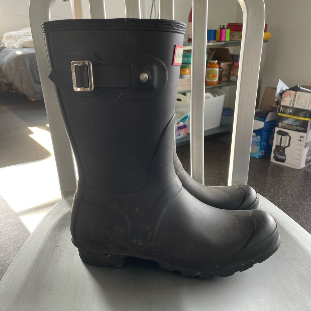 Hunter Boots Size Womens 7. Black in like new condition. Includes boot socks!